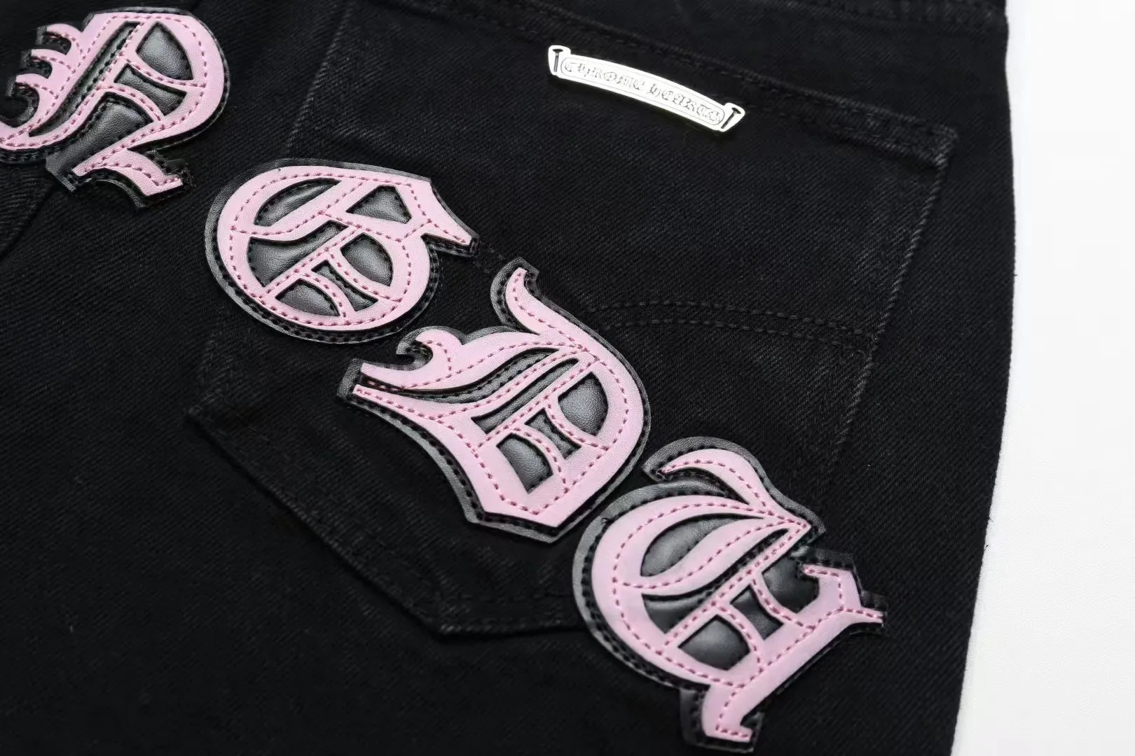 P210 💰 Chrome hearts Chengdu limited new city limited jeans Chrome hearts city limited jeans Hardware customization Original development vintage levis American-made 501 black and gray base remake Levi's American 501 base imported sheepskin 925 silver remake [Top heavy industry fashion design] Consistently high-street luxury style. Speaking of this style, the Zangyin family and GU family are definitely the leading representative brands. Especially the Zangyin family has really achieved a state-of-the-art effect in creating high-street style. The unique washed material is used to create this style. The color system is already quite eye-catching. After it is decorated with patchwork cross flowers, it cleverly highlights the charm of the brand. Secondly, this style uses classic The high-waist cutting design highlights the long legs and fashionable temperament of the upper body. The brand is highly recognizable and the slim fit configuration is more suitable for daily wear. It is a product that interprets personality, fashion, and specifications at a glance. This single product is enough to make any fan excited. It can be a white T-shirt for a youthful college style, or a tight suspender for a royal style. It has strong matching ability and can be easily controlled by men.  [Materials and craftsmanship] Needless to say, this point goes without saying. As an excellent craftsman brand, Zangyin’s requirements for details and craftsmanship are really perfect. The washed color of this model has gone through so many processes, not to mention the embellishment of denim appliques. It is also purely hand-made and sewn. Just like what they believe in, only hand-made things have soul and have the meaning of wear. A top-notch heavy-duty fashionable denim item, I look forward to your perfect interpretation! ! Color: Black Pink Size: 28 30 32 34 36